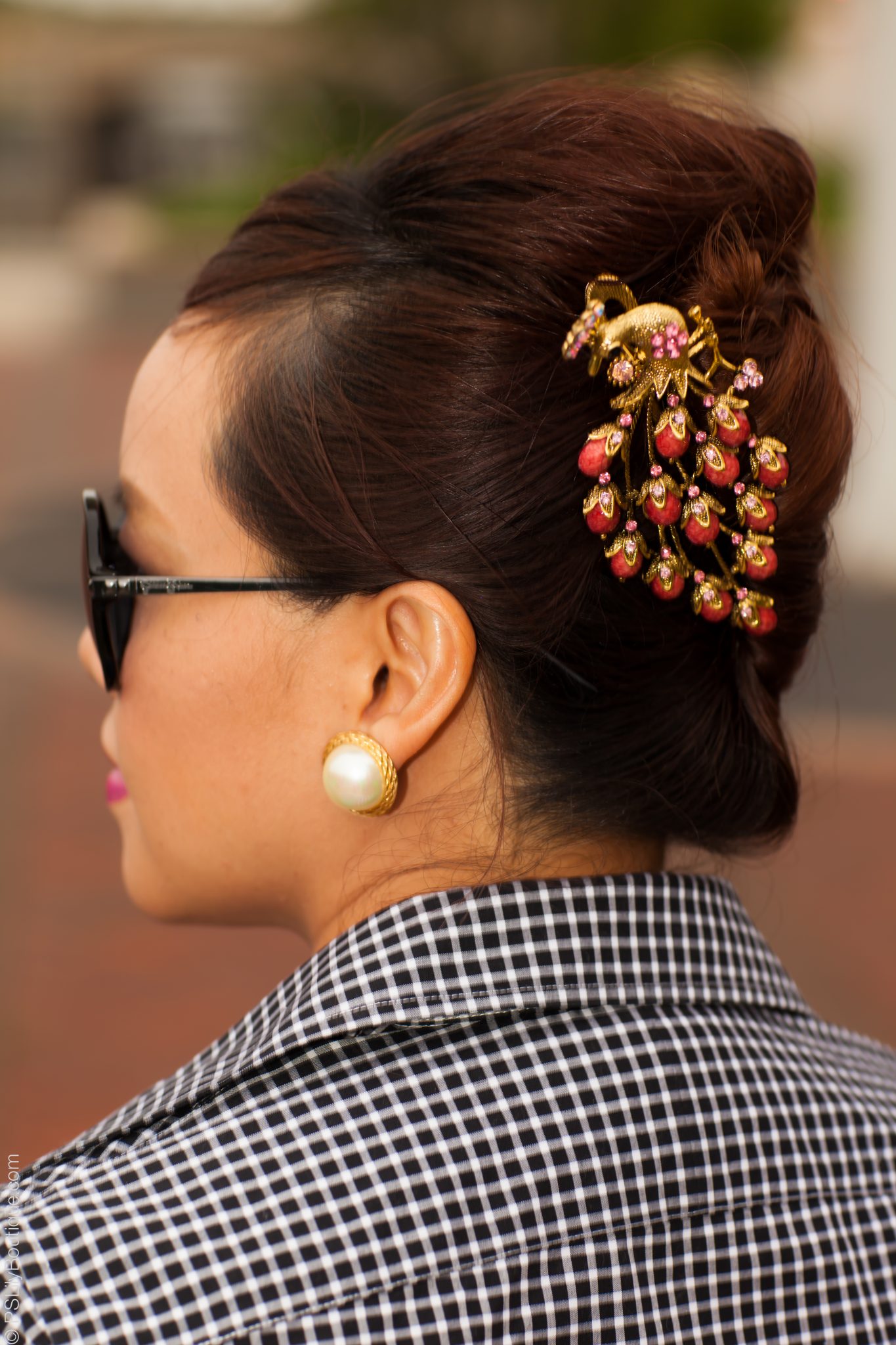 instagram-pslilyboutique-carolee-pearl-earrings-peacock-hairstyle-clip