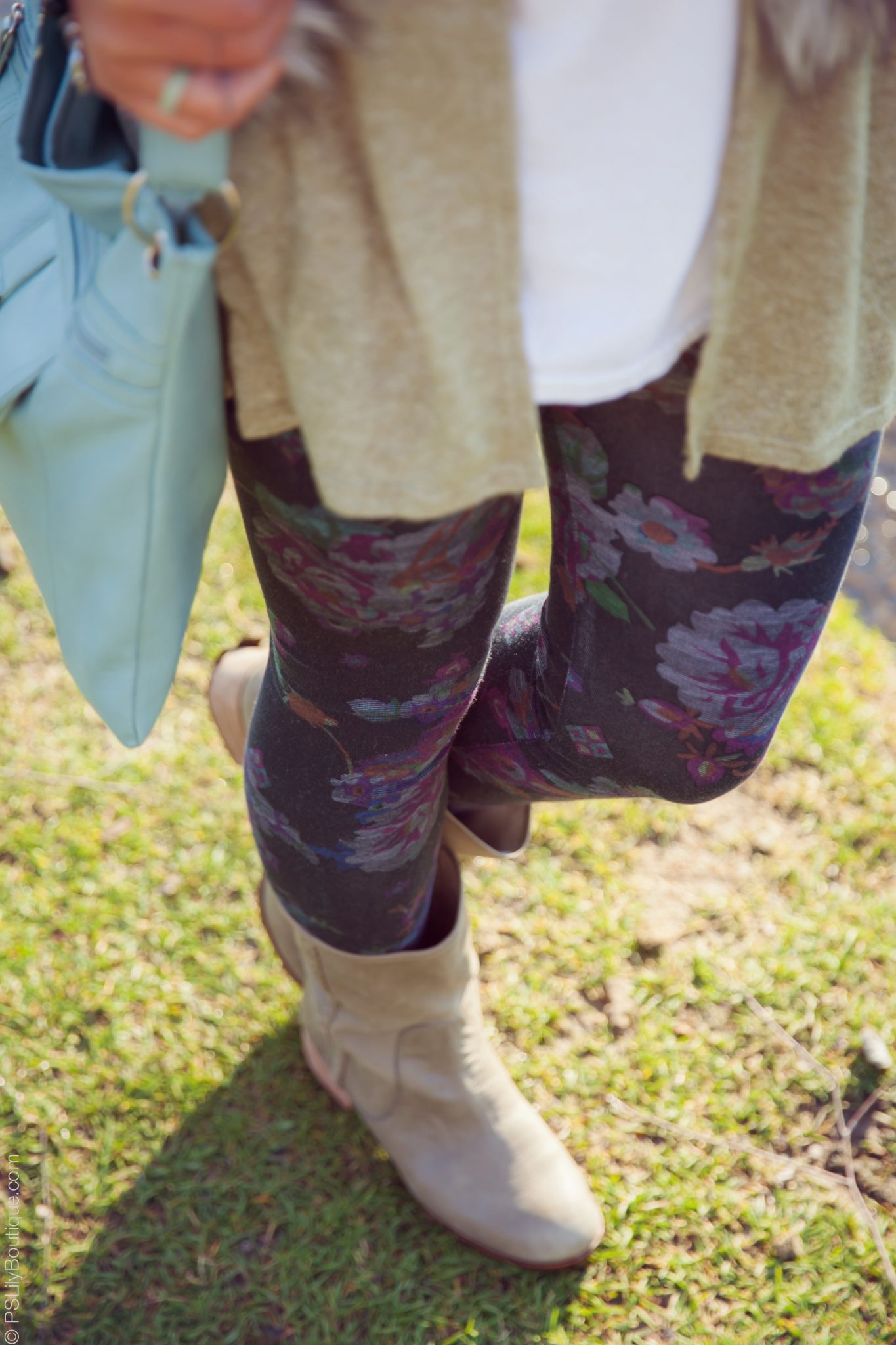 instagram-pslilyboutique-chicago-los-angeles-fashion-blog-bananarepublic-beige-ankle-boots-target-floral-leggings-32616