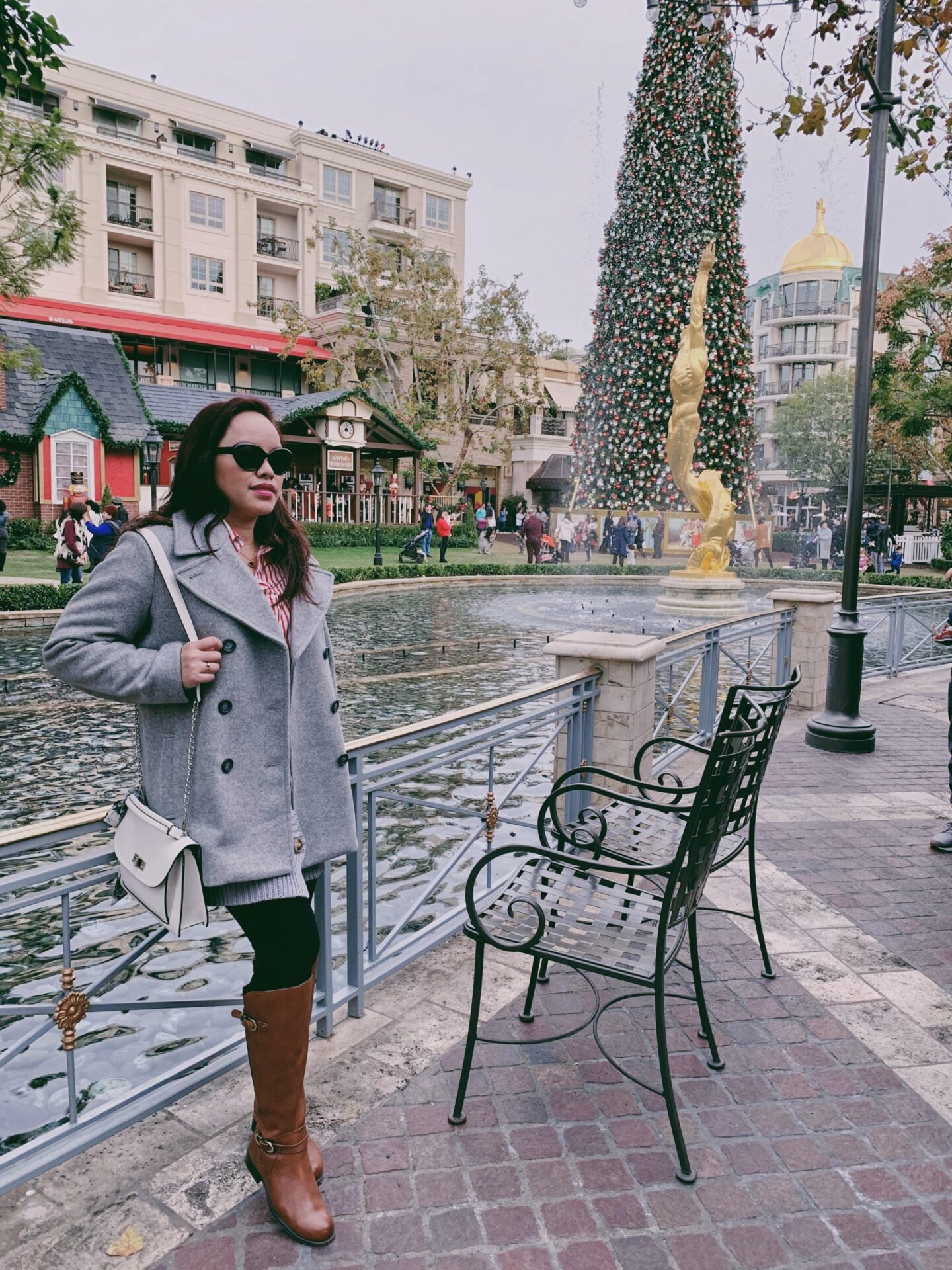 instagram-at-pslilyboutique-pinterest-heart's-desire-gold-sculpture-christmas-tree-lights-benches-streetstyle-travel-blogger-LA-fashion-blogger-scaled.jpg