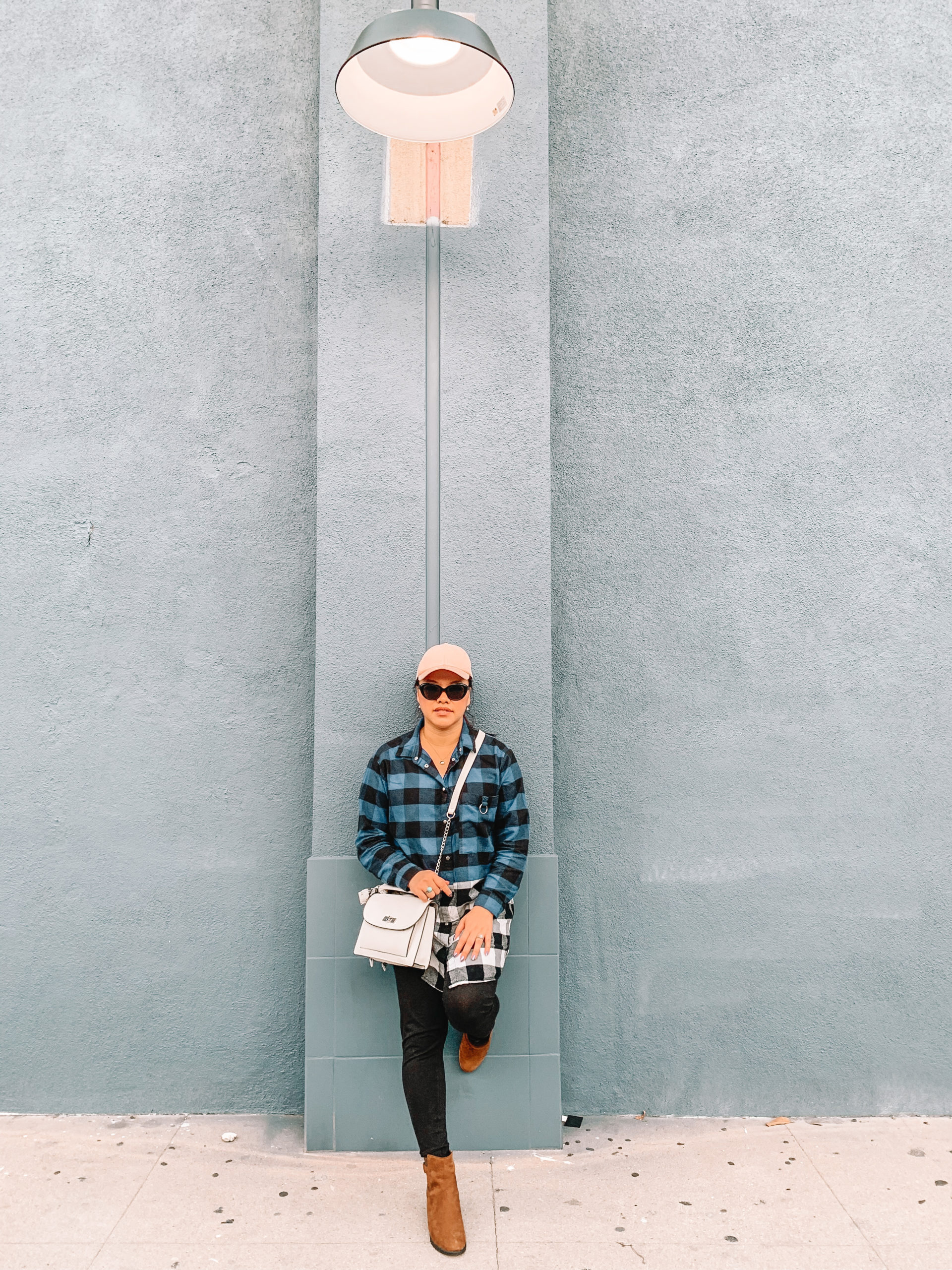 pslilyboutique-on-instagram-blue-wall-white-steve-madden-bag-black-leggings-brown-ugg-boots-winter-2020-outif-ideas-streetstyle-editorial-photography-ugg-brown-wedge-booties-boots-BTS-style-fashion-IMG_2407