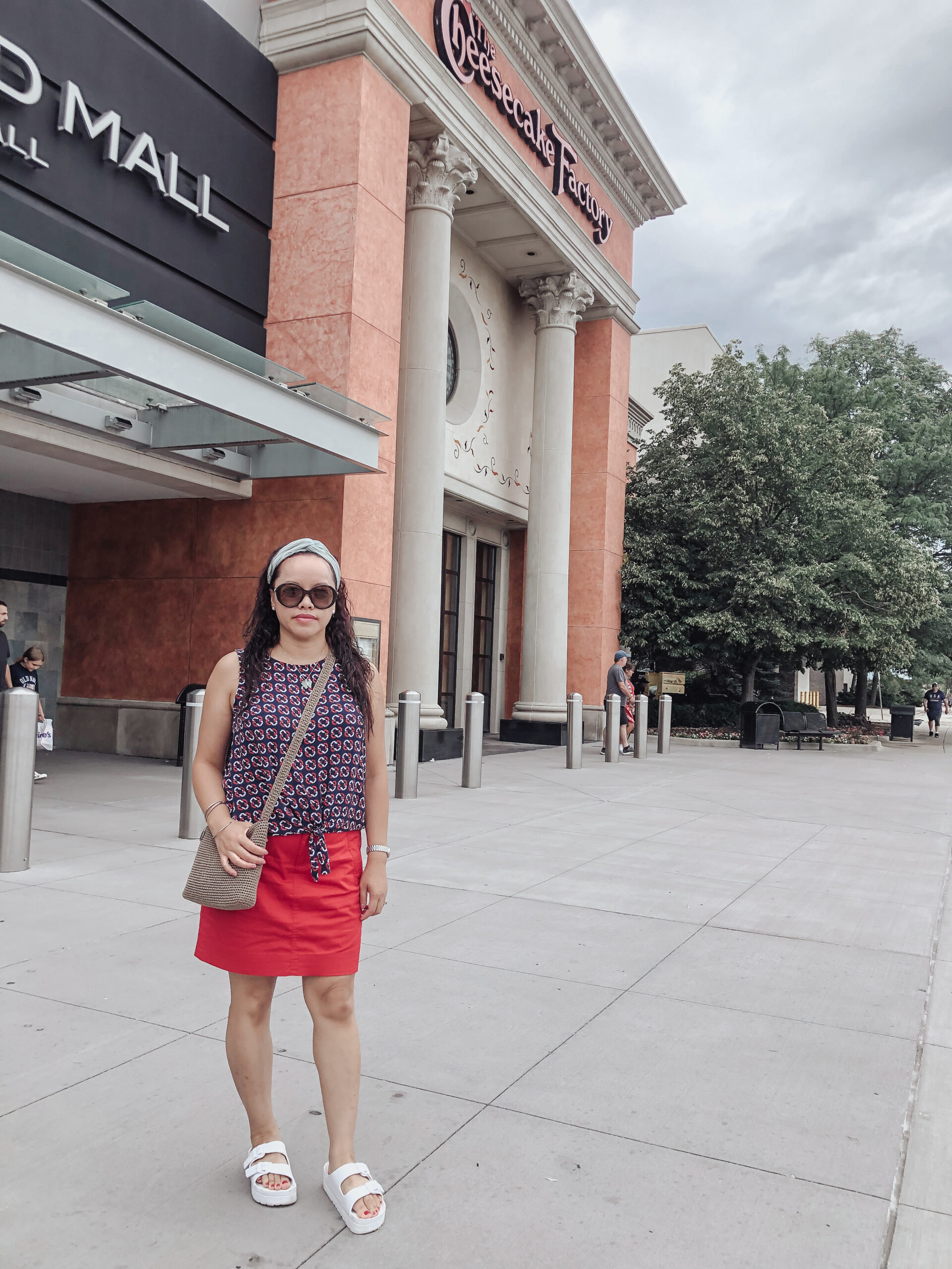 Simon-mall-cheesecake-factory-white-slides-gucci-round-sunglasses-my-style-luxury-style-IMG_9979