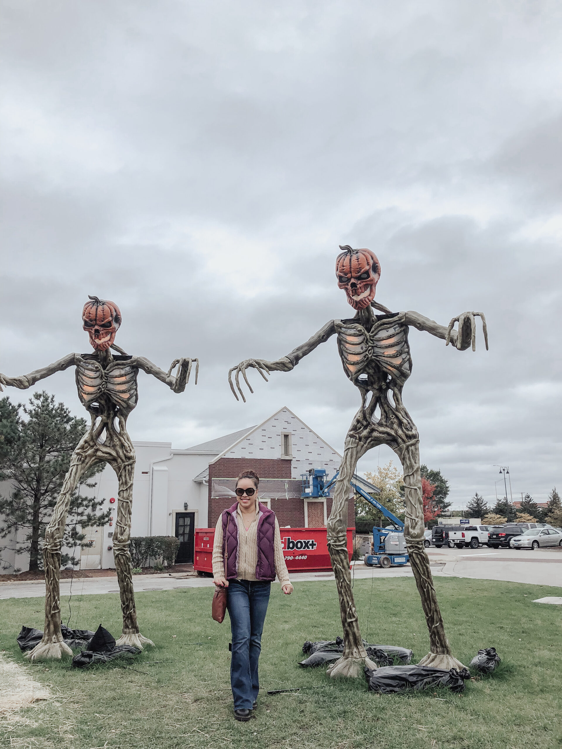 halloween-large-skeleton-pumpkin-decor-american-eagle-boot-cut-jeans-runway-fashion-IMG_6570