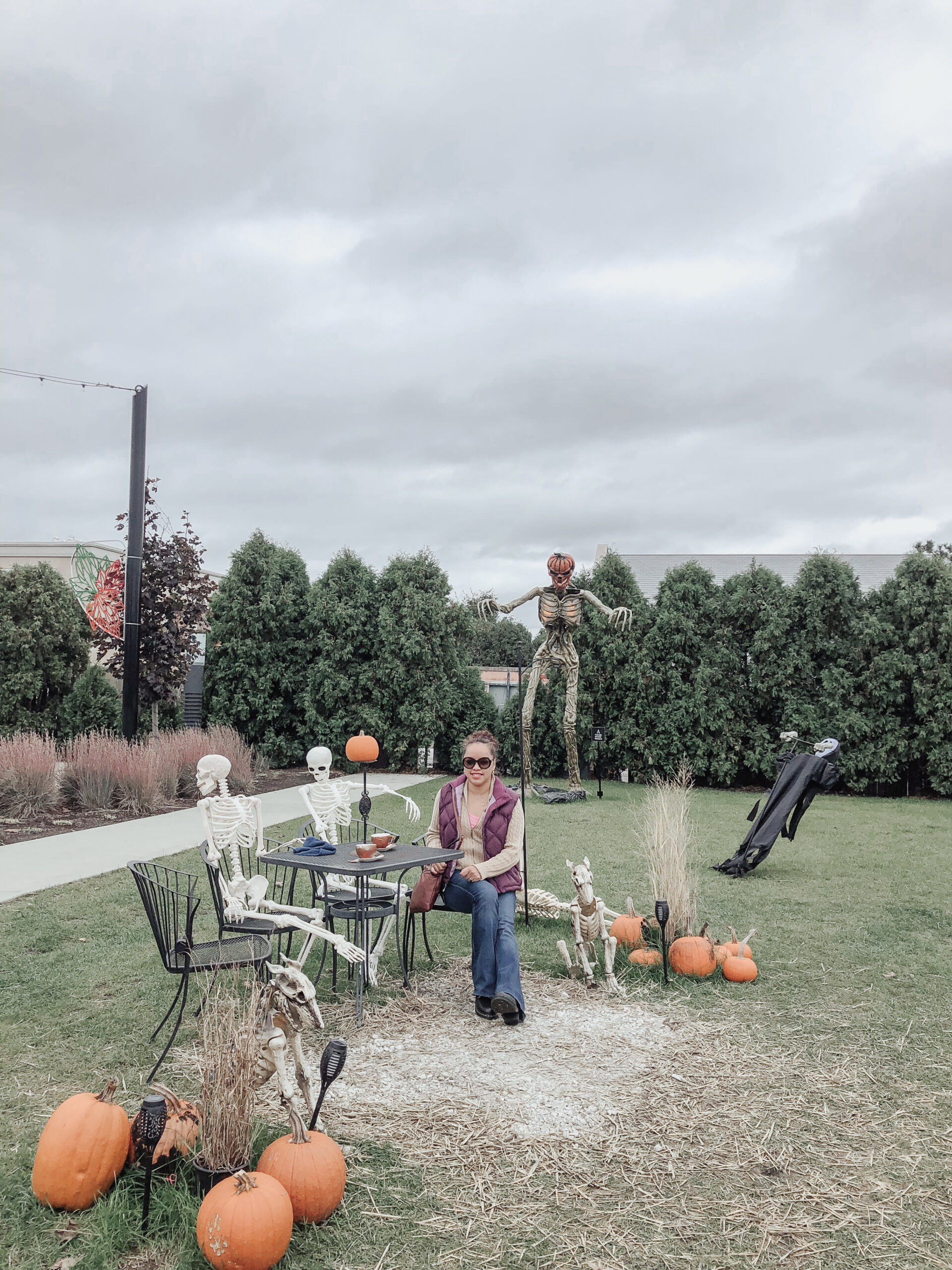 pumpkins-skeletons-halloween-decor-table-IMG_6564