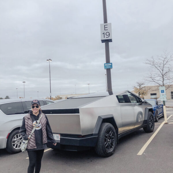 pslilyboutique-on-instagram-pinterest-tesla-silver-cybertruck-rayban-gold-sunglasses-new-balance-black-sneakers-green-vera-bradley-bag-chicago-bears-hat-adidas-black-volleyball-hoodie-IMG_5811