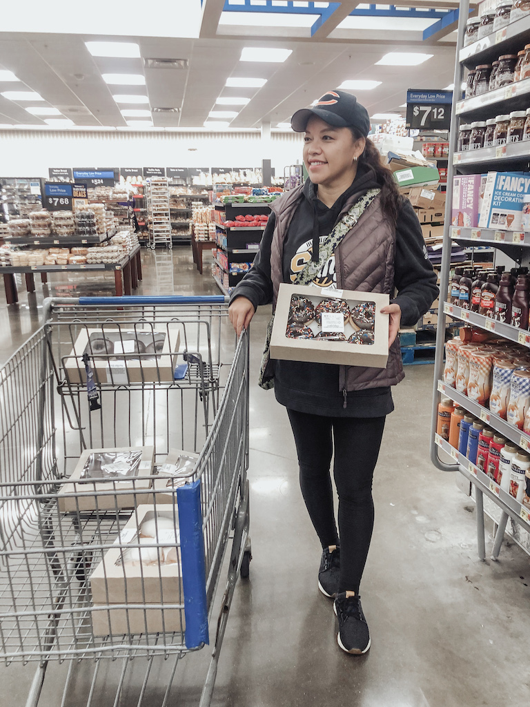 walmart-donuts-chicago-bears-navy-hat-black-new-balance-sneakers-IMG_5789